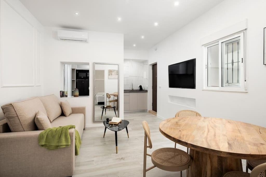 Newly Refurbished Modern 2-Bed Apartment In Heart Of Torremolinos Exterior photo